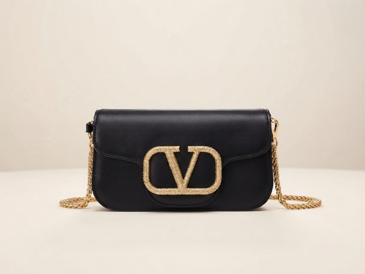VLogo Signature Leather Shoulder Bag